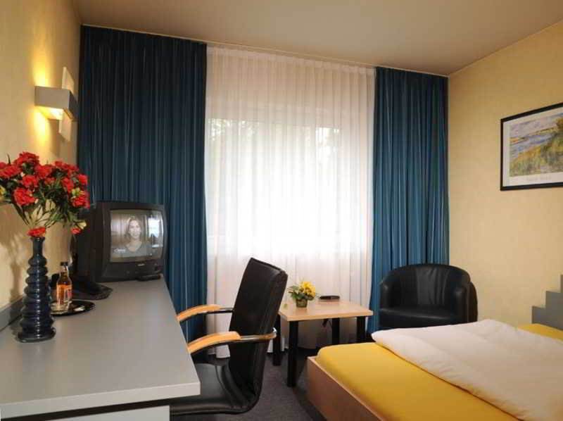 Triton Hotel Koln Bagian luar foto
